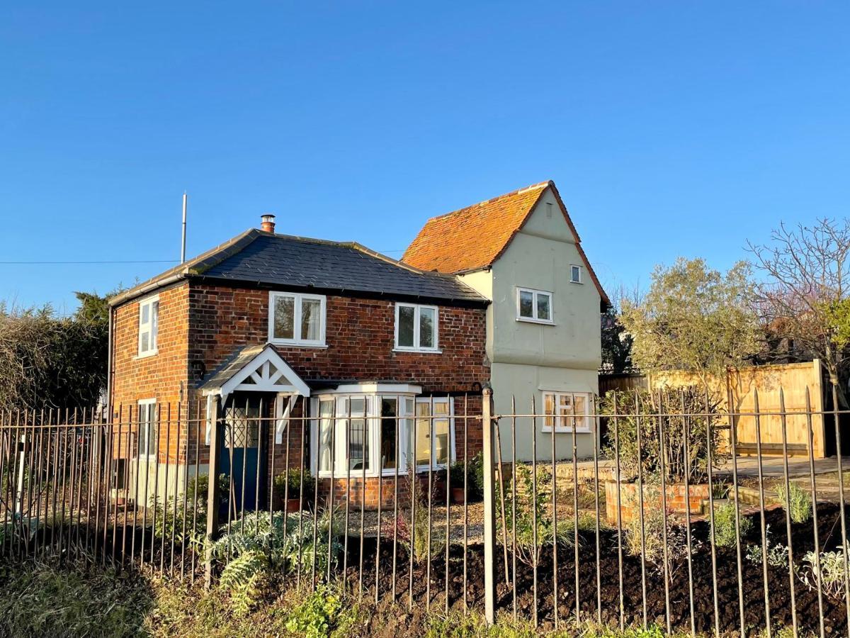 Cosy Coastal 2-Bedroom Cottage With Hot Tub And Log Burner West Mersea Exterior photo