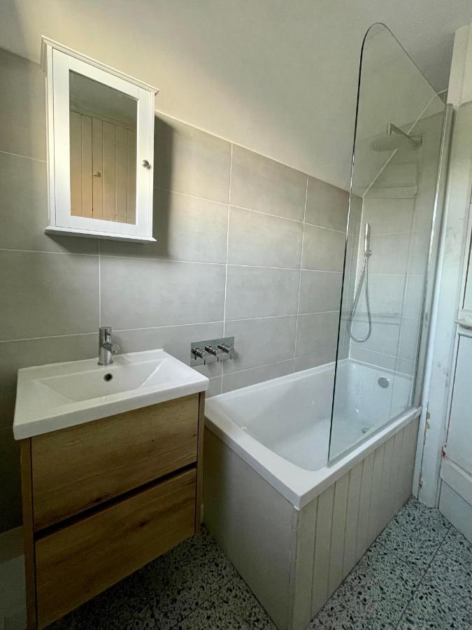 Cosy Coastal 2-Bedroom Cottage With Hot Tub And Log Burner West Mersea Exterior photo