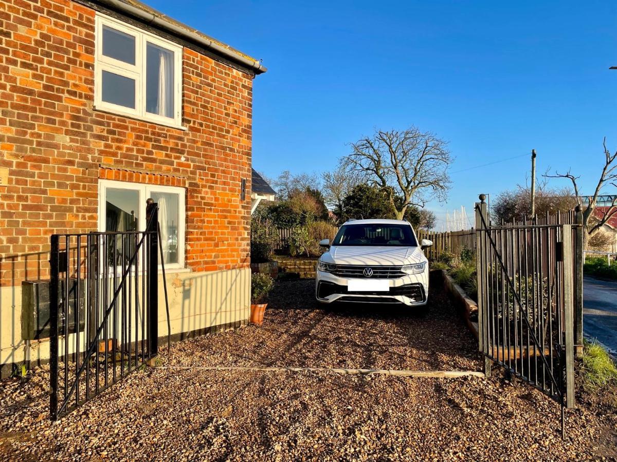 Cosy Coastal 2-Bedroom Cottage With Hot Tub And Log Burner West Mersea Exterior photo