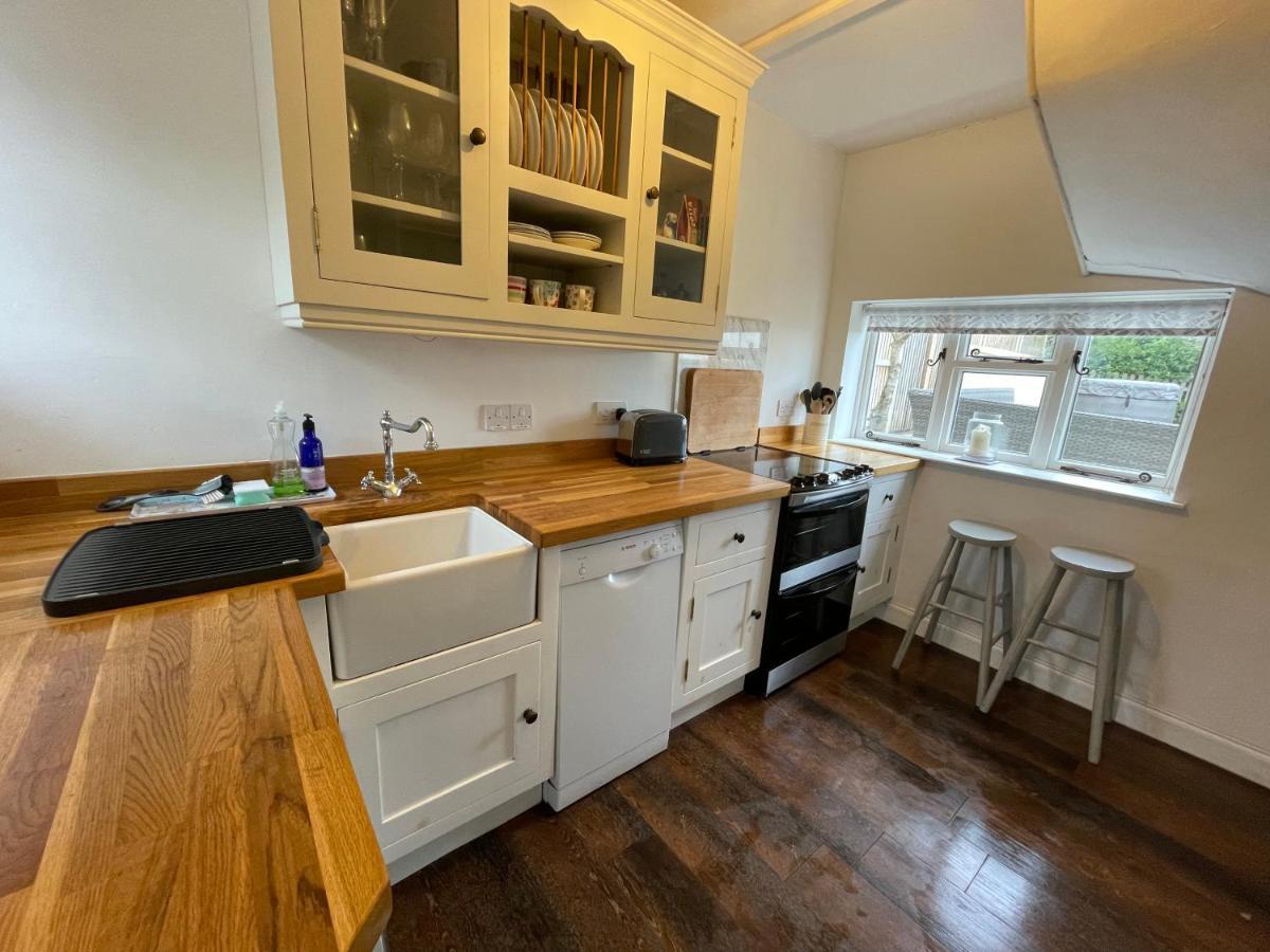 Cosy Coastal 2-Bedroom Cottage With Hot Tub And Log Burner West Mersea Exterior photo