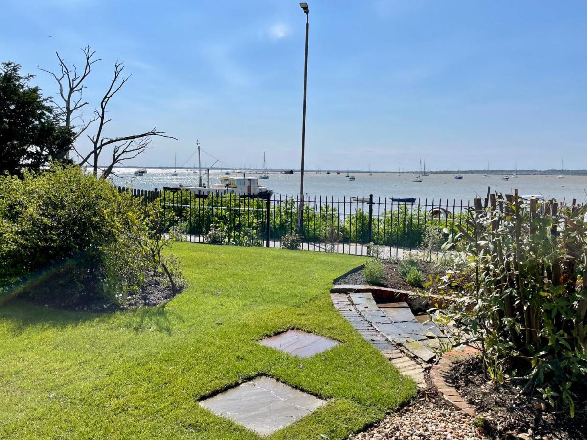 Cosy Coastal 2-Bedroom Cottage With Hot Tub And Log Burner West Mersea Exterior photo