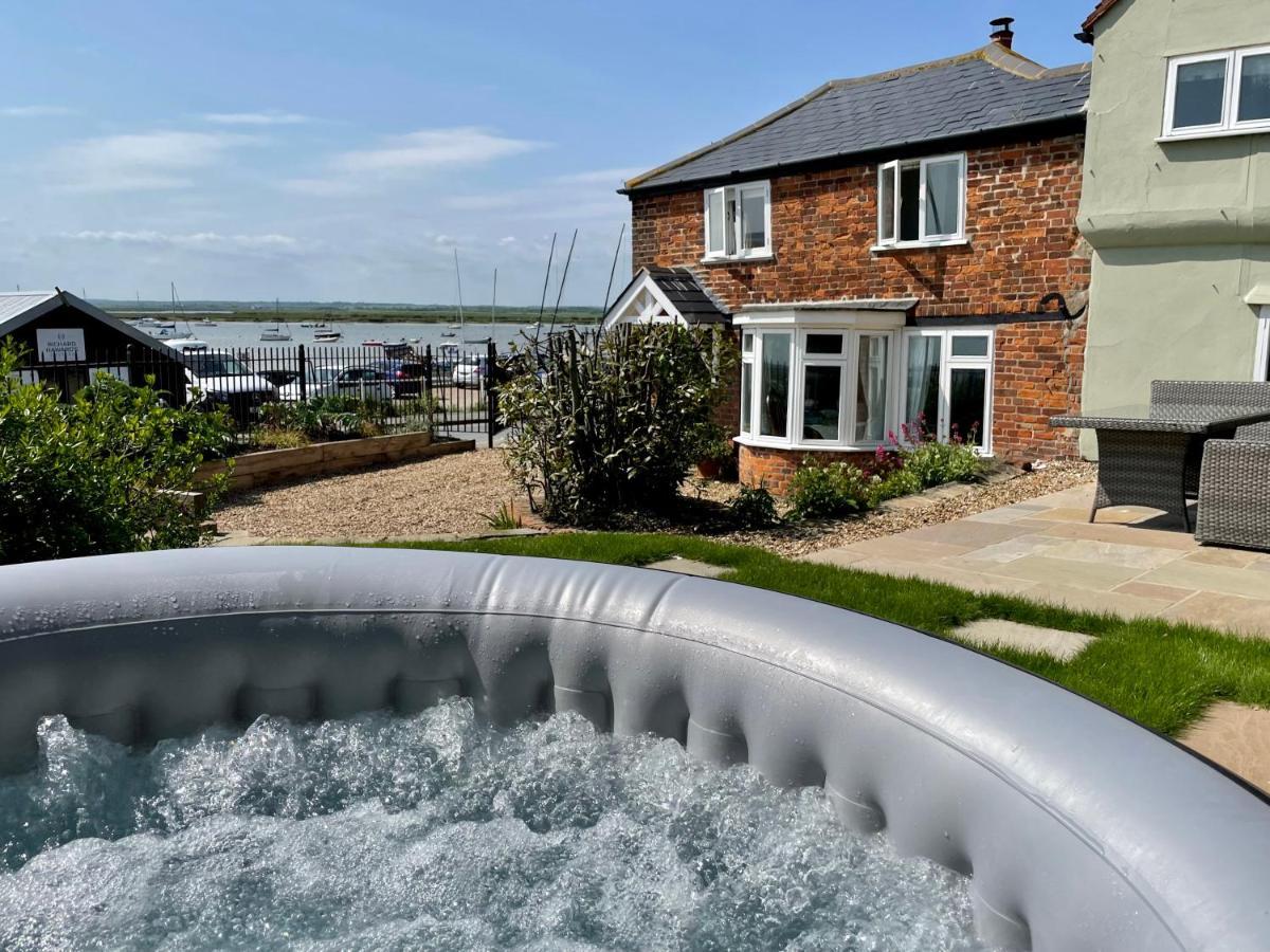 Cosy Coastal 2-Bedroom Cottage With Hot Tub And Log Burner West Mersea Exterior photo