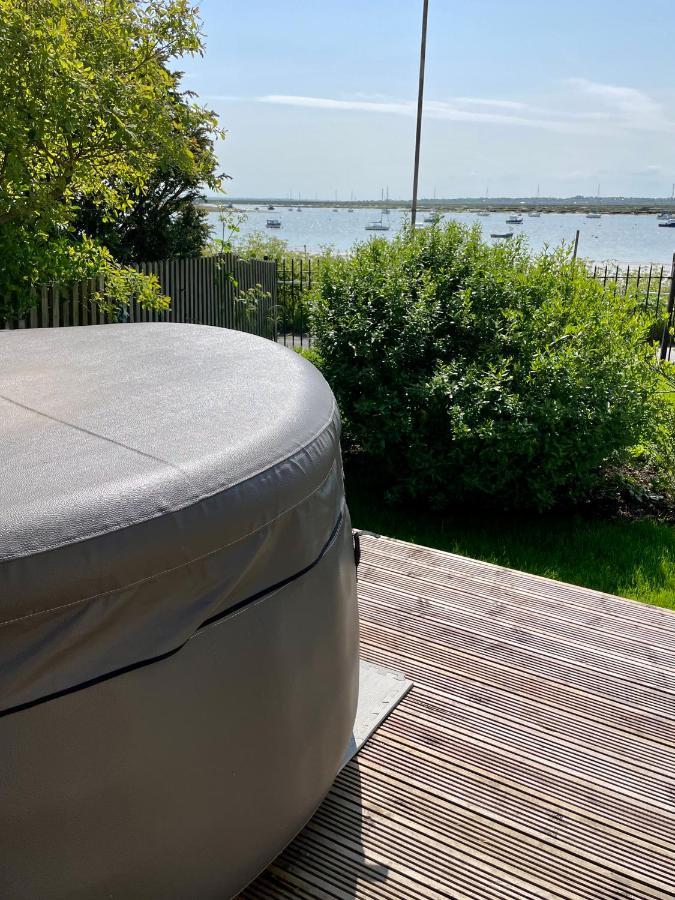 Cosy Coastal 2-Bedroom Cottage With Hot Tub And Log Burner West Mersea Exterior photo