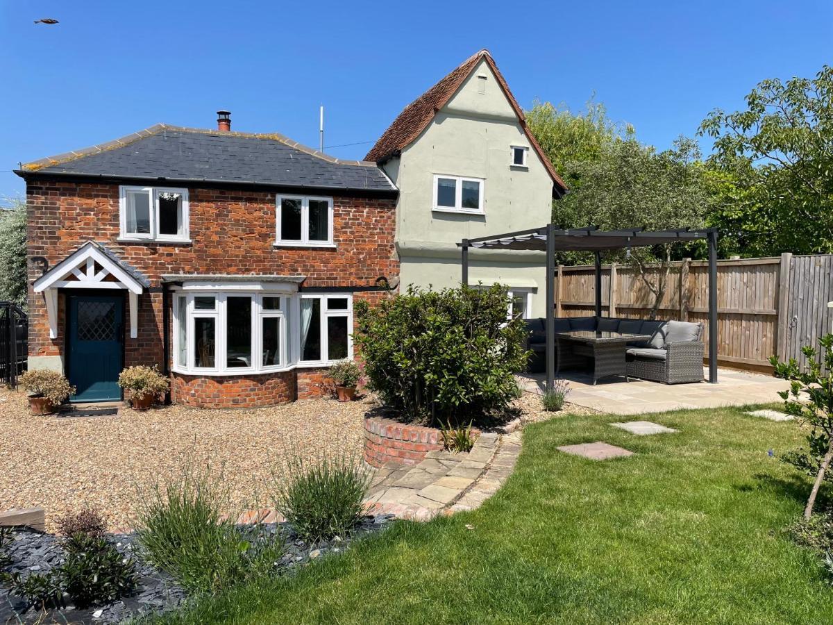 Cosy Coastal 2-Bedroom Cottage With Hot Tub And Log Burner West Mersea Exterior photo