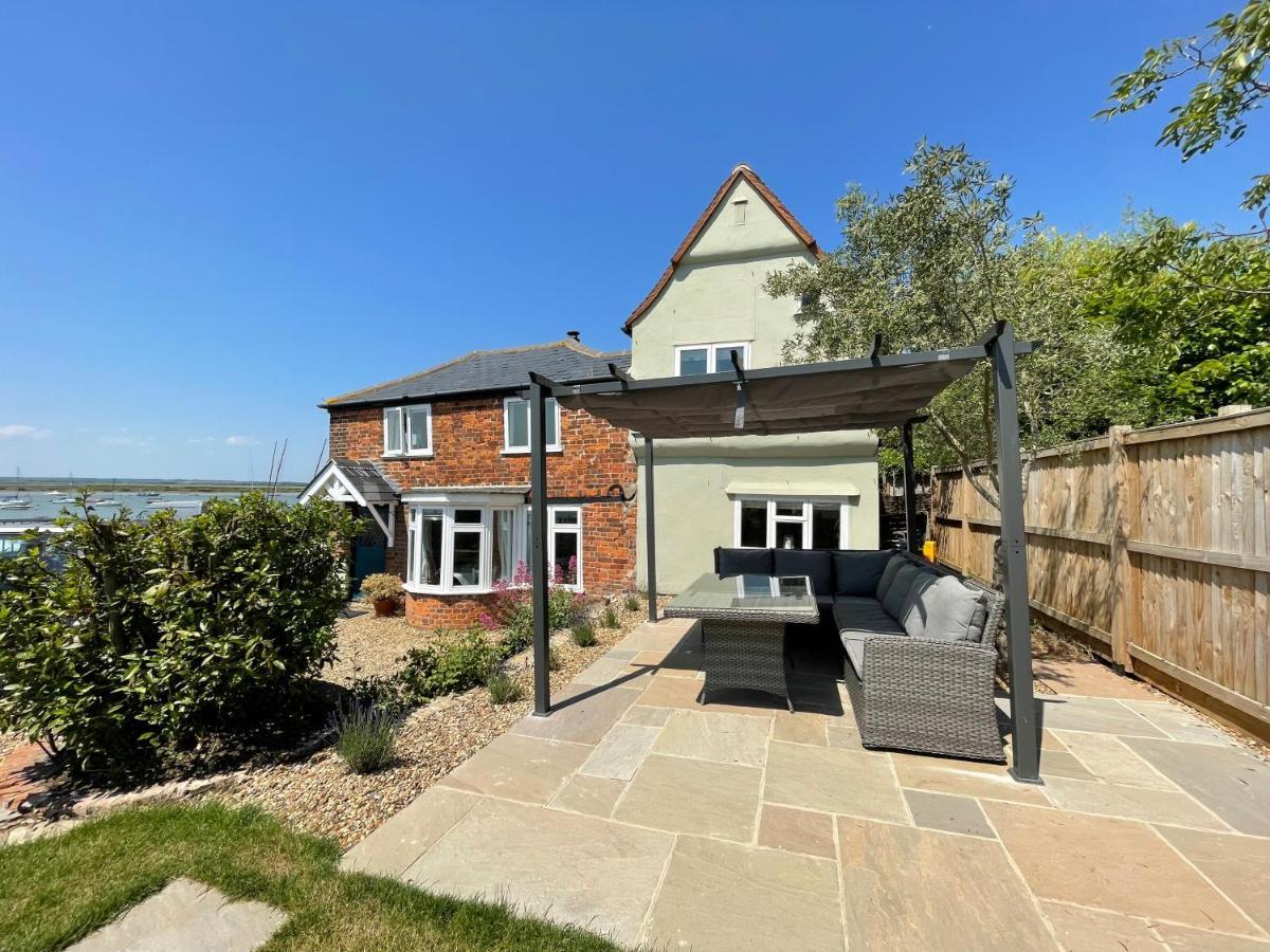 Cosy Coastal 2-Bedroom Cottage With Hot Tub And Log Burner West Mersea Exterior photo