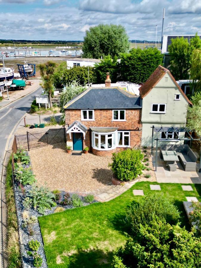 Cosy Coastal 2-Bedroom Cottage With Hot Tub And Log Burner West Mersea Exterior photo