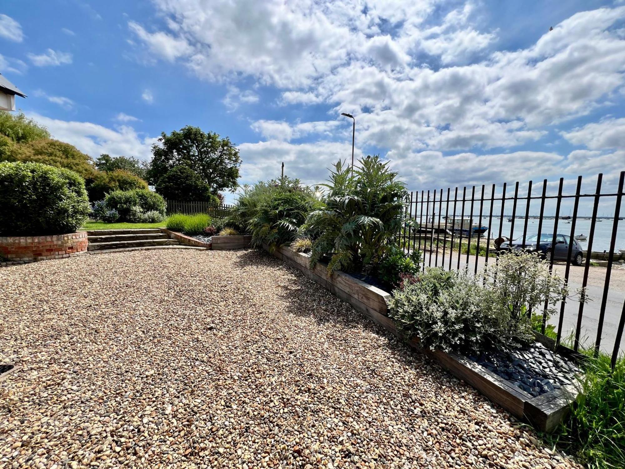 Cosy Coastal 2-Bedroom Cottage With Hot Tub And Log Burner West Mersea Exterior photo