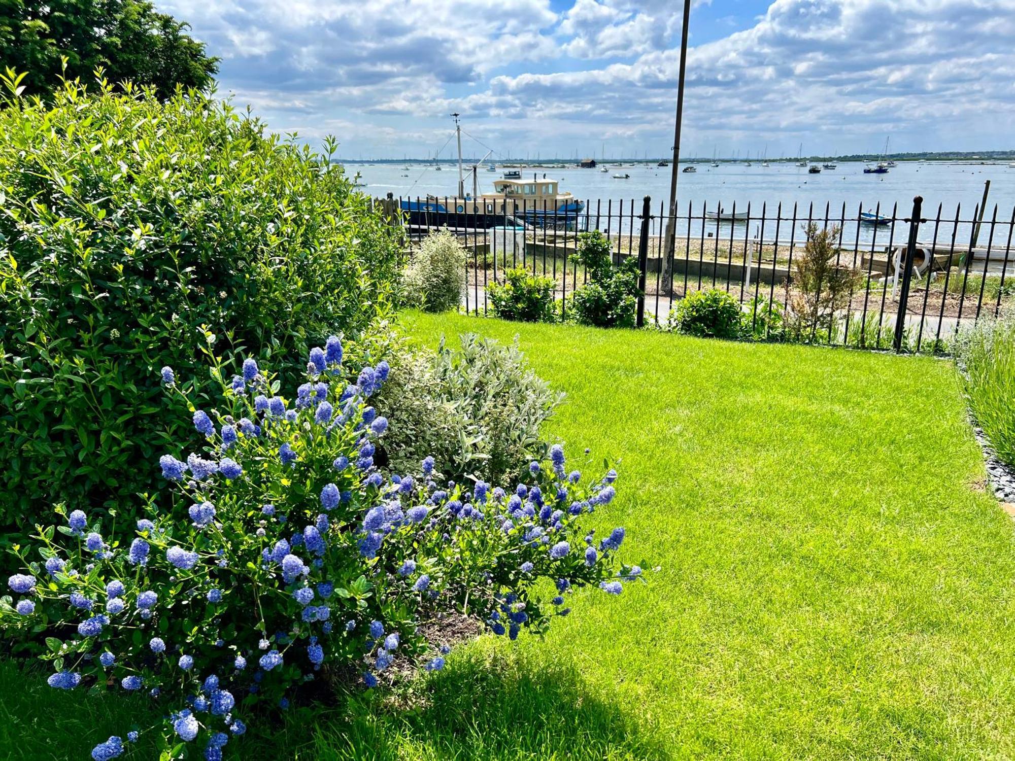 Cosy Coastal 2-Bedroom Cottage With Hot Tub And Log Burner West Mersea Exterior photo