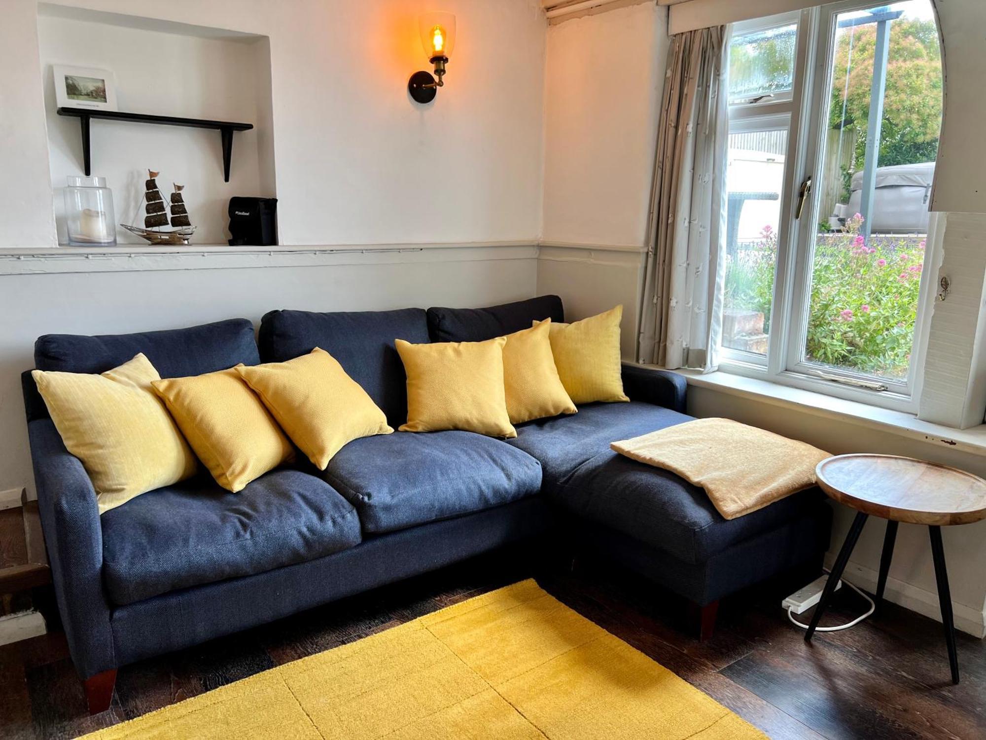 Cosy Coastal 2-Bedroom Cottage With Hot Tub And Log Burner West Mersea Exterior photo